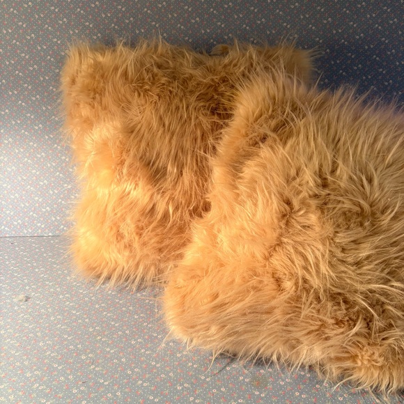 🇨🇦Any 3@$33🇨🇦 Fluffy Tan Throw Pillows - 16" Square - Picture 1 of 8